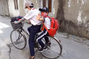 Hai anh em đến trường. Ảnh: NVCC