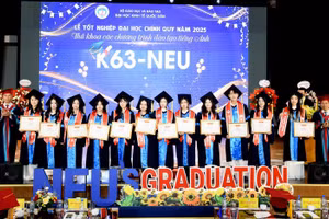 Lãnh đạo Đại học Kinh tế Quốc dân trao giấy khen và tặng hoa cho thủ khoa các ngành, chương trình đào tạo tại Lễ tốt nghiệp hồi cuối tháng 8/2025. Ảnh: Website nhà trường