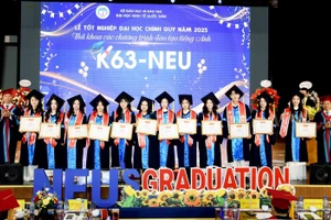 Lãnh đạo Đại học Kinh tế Quốc dân trao giấy khen và tặng hoa cho thủ khoa các ngành, chương trình đào tạo tại Lễ tốt nghiệp hồi cuối tháng 8/2025. Ảnh: Website nhà trường