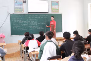 Cô Lê Thị Ngọc Ánh ôn tập cho học sinh lớp 9 Trường THCS Cư Pui, huyện Krông Bông. Ảnh: TT