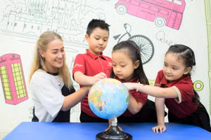 Qua những tiết học xuyên biên giới, học sinh được rèn luyện kỹ năng nghe - nói, giúp các em tự tin hơn trong giao tiếp. Ảnh: ITN