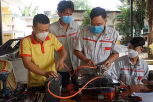 Sinh viên ngành Công nghệ ô tô Trường Cao đẳng Đại Việt Sài Gòn trong giờ học thực hành. Ảnh: Lê Nam