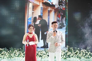 Người trong nghề tiết lộ, một buổi dẫn của MC song ngữ thường có thù lao dao động từ 5 - 8 triệu đồng. Ảnh: NVCC