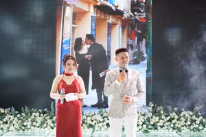 Người trong nghề tiết lộ, một buổi dẫn của MC song ngữ thường có thù lao dao động từ 5 - 8 triệu đồng. Ảnh: NVCC