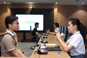 Hoạt động phỏng vấn tuyển dụng trực tiếp của một ngân hàng với sinh viên Đại học Kinh tế TPHCM, năm 2025. Ảnh: UEH