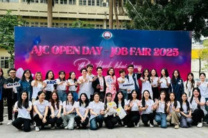 PGS.TS Nguyễn Thị Trường Giang chụp ảnh với đồng nghiệp và sinh viên.