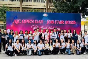 PGS.TS Nguyễn Thị Trường Giang chụp ảnh với đồng nghiệp và sinh viên.