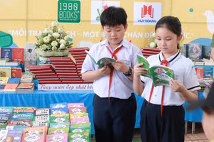 Học sinh Đắk Lắk thích thú với những cuốn sách tại Ngày hội đọc sách 2025 của tỉnh. Ảnh: TT