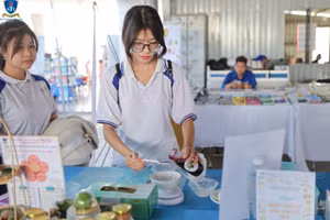 Học sinh THPT Bến Tre tham dự Ngày hội STEM/STEAM với chủ đề “Đam mê – Sáng tạo – Ứng dụng”. Ảnh minh họa: INT