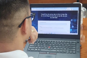Phụ huynh học sinh thực hiện quy trình đăng ký tuyển sinh trên cổng thông tin do Sở GD&ĐT TPHCM quản lý. Ảnh: M.A
