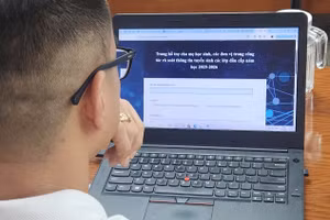 Phụ huynh học sinh thực hiện quy trình đăng ký tuyển sinh trên cổng thông tin do Sở GD&ĐT TPHCM quản lý. Ảnh: M.A