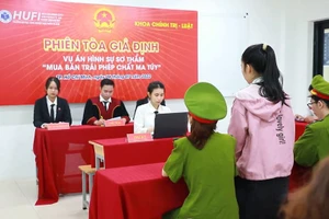 Sinh viên ngành Luật - Trường Đại học Công Thương TPHCM thực hành phiên tòa giả định. Ảnh: HUIT