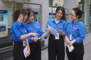 Sinh viên tình nguyện Trường Đại học Sư phạm Hà Nội. Ảnh: Lan Anh