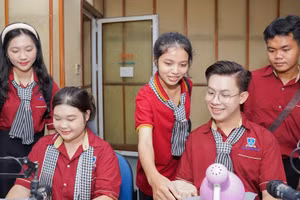 Sinh viên dành thời gian nghỉ hè để tham quan doanh nghiệp. Ảnh: NTTU