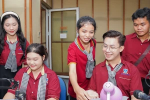 Sinh viên dành thời gian nghỉ hè để tham quan doanh nghiệp. Ảnh: NTTU