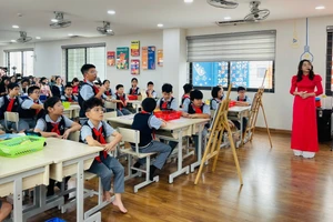 Tiết học môn Toán của cô, trò Trường Tiểu học Đô thị Sài Đồng (Phúc Lợi, Hà Nội). Ảnh: Đình Tuệ