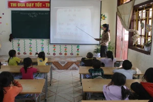 Cô trò Trường PTDTBT Tiểu học & THCS Tung Qua Lìn, xã Dò San, ứng dụng công nghệ thông tin trong dạy và học.