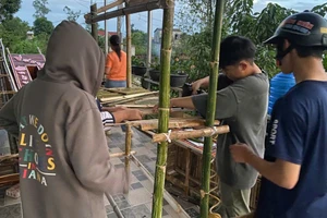 Học sinh lớp 11A3, Trường THPT Nghi Lộc 2 (Phúc Lộc, Nghệ An) tự tay làm trại kỷ niệm 60 năm thành lập trường. Ảnh: NVCC