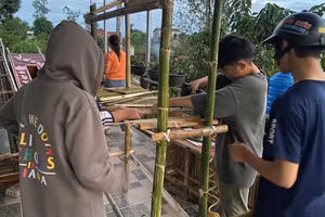 Học sinh lớp 11A3, Trường THPT Nghi Lộc 2 (Phúc Lộc, Nghệ An) tự tay làm trại kỷ niệm 60 năm thành lập trường. Ảnh: NVCC