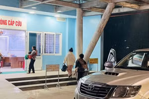 Thầy Lê Huy Phương chở học sinh có dấu hiệu trở nặng chuyển viện xuống TP Tam Kỳ ngay trong đêm. Ảnh: NVCC 