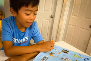 Cha mẹ không nên biến lịch sử thành một gánh nặng đối với trẻ. Ảnh: INT.