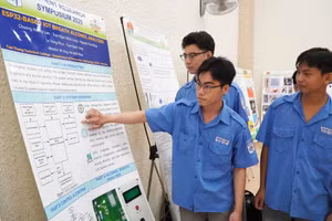 Sinh viên Trường Cao đẳng Kỹ thuật Cao Thắng tại buổi giao lưu nghiên cứu khoa học với sinh viên Nhật Bản. 