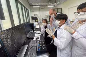 Giảng viên hướng dẫn sinh viên thực hành vận hành tại Trường Đại học Việt Đức. Ảnh: VGU