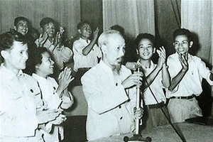 Chủ tịch Hồ Chí Minh đọc thư chúc Tết xuân năm 1968. Ảnh tư liệu.