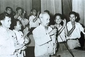 Chủ tịch Hồ Chí Minh đọc thư chúc Tết xuân năm 1968. Ảnh tư liệu.