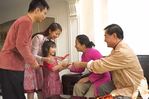 Dạy con trân trọng giữ gìn những bao mừng tuổi xinh xắn không chỉ thể hiện sự trân trọng người tặng mà còn chỉ cho trẻ biết cách quý trọng đồng tiền. Ảnh minh họa: ITN.