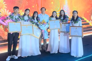 Nguyễn Thị Hoài Linh (ngoài cùng bên phải) trong lễ vinh danh của UBND tỉnh Nghệ An dành cho học sinh đạt kết quả cao thi tốt nghiệp THPT. Ảnh: NTCC