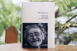 Tuyển tập “Bài thơ của một người yêu nước mình”. Ảnh: Nhã Nam