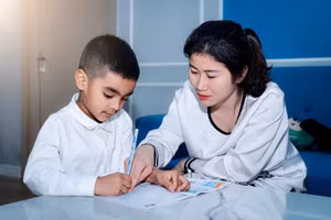 Khi thấy con đổ lỗi, cha mẹ cần đồng hành giúp con hình thành kỹ năng nhận trách nhiệm. Ảnh: Hoàng Toàn.