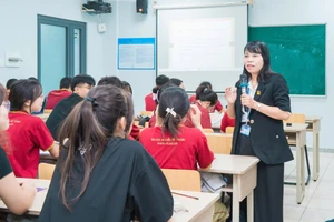 TS Cù Ngọc Phương và sinh viên Trường Đại học Nguyễn Tất Thành. Ảnh: NVCC