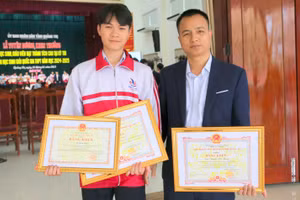 Em Lê Minh Nhật cùng thầy Nguyễn Thần Phong - giáo viên môn Tin học, người hướng dẫn, bồi dưỡng đội tuyển. 