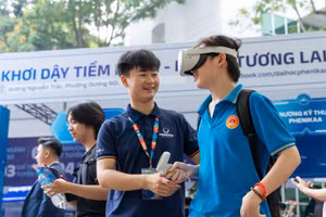 Thí sinh trải nghiệm thiết bị trí tuệ nhân tạo của Đại học Phenikaa tại Ngày hội lựa chọn nguyện vọng xét tuyển 2025. Ảnh: NTCC