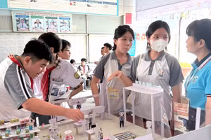 Học sinh lớp 9 TPHCM trải nghiệm thực tế tại Trường Trung cấp Kinh tế Nguyễn Hữu Cảnh (Tân Thuận, TPHCM). Ảnh: TP