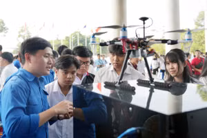 Học sinh trải nghiệm những giải pháp, mô hình công nghệ, sản phẩm nghiên cứu - ứng dụng trong một ngày hội tuyển sinh 2026. Ảnh: TDMU