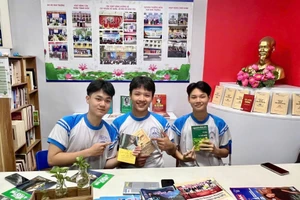 Học sinh Trường THPT Nguyễn Thị Diệu tại Không gian văn hóa Hồ Chí Minh của trường. Ảnh: NTCC