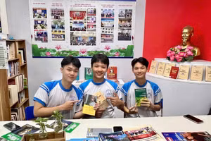 Học sinh Trường THPT Nguyễn Thị Diệu tại Không gian văn hóa Hồ Chí Minh của trường. Ảnh: NTCC