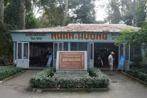 Quán Nhan Hương nằm trong khuôn viên Thảo Cầm Viên (Quận 1, TPHCM), là căn cứ hoạt động bí mật của lực lượng Biệt động Sài Gòn trong thời kỳ kháng chiến chống Mỹ. 