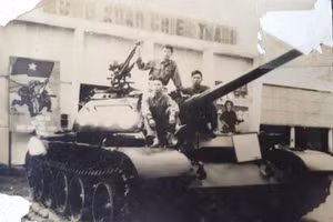 Ông Hoan (phía trước bên trái) và đồng đội sau ngày chiến thắng lịch sử mùa Xuân năm 1975. Ảnh: NVCC