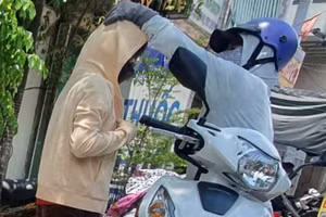 Phụ huynh đón con đi học. Ảnh: T.H