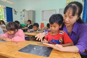 Còn nhiều khó khăn, nhưng đội ngũ giáo viên Đắk Lắk luôn yêu thương, hỗ trợ để học sinh phát triển tốt nhất phẩm chất, năng lực. Ảnh: Thành Tâm