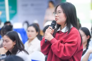 Học sinh Trường THPT Nguyễn Gia Thiều tham gia ngày hội tư vấn hướng nghiệp. Ảnh: Vân Anh