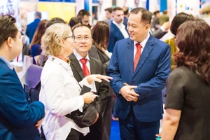 Nhiều cuộc gặp gỡ, trao đổi giữa các cơ sở giáo dục đại học Việt Nam và đối tác quốc tế diễn ra sôi động tại APAIE 2026. Ảnh: BTC