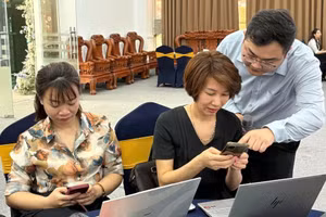 Chuyên gia Viện Khoa học Giáo dục Việt Nam hướng dẫn giáo viên Điện Biên sử dụng thư viện số. Ảnh: Minh Đức