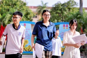 Thí sinh dự thi vào Trường THPT Hà Huy Tập (Vinh Phú, Nghệ An). Ảnh: Hồ Lài