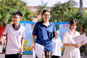 Thí sinh dự thi vào Trường THPT Hà Huy Tập (Vinh Phú, Nghệ An). Ảnh: Hồ Lài