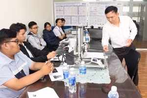 Học sinh Trường THPT Nguyễn Văn Thoại (phường Hòa Xuân, TP Đà Nẵng) trải nghiệm STEM tại các phòng bộ môn Trường Đại học Sư phạm Kỹ thuật - Đại học Đà Nẵng. Ảnh: NTCC